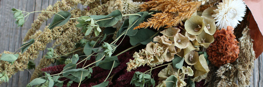 A bouquet of dried flowers.